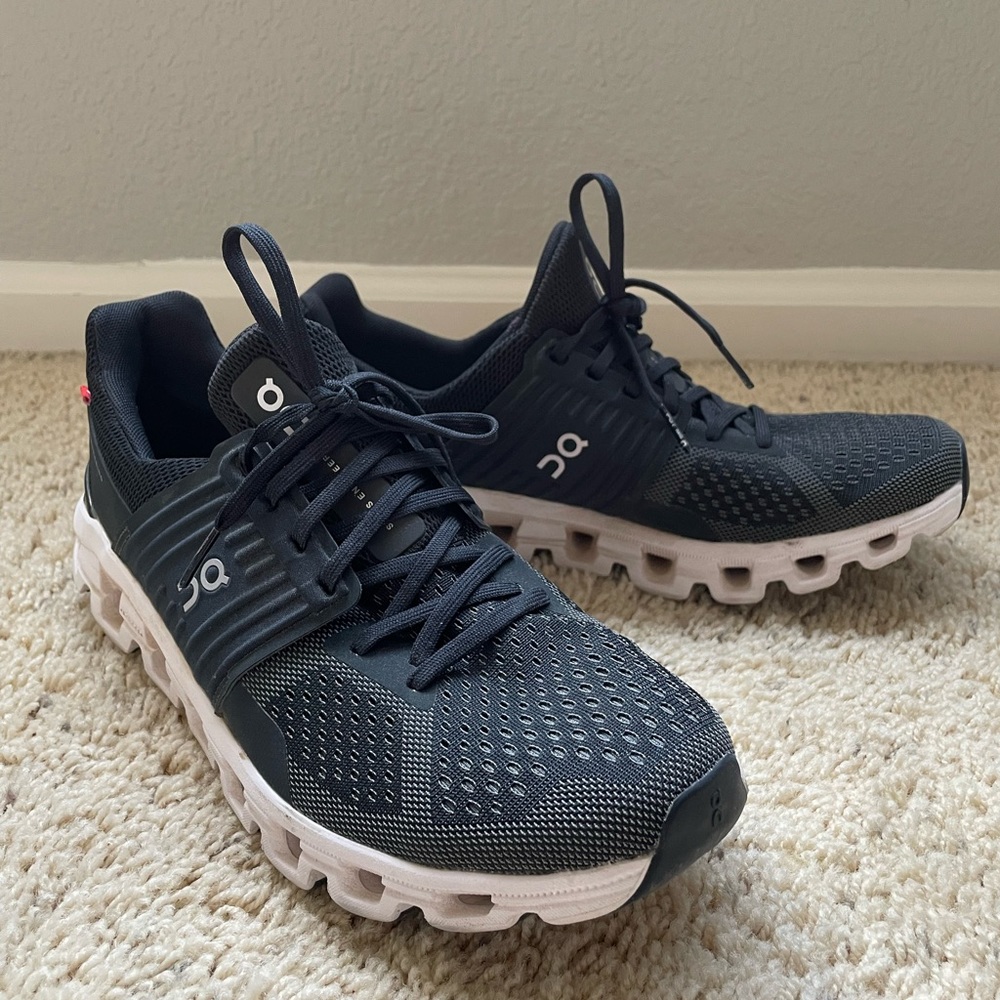 On Cloudswift running shoes size 9.5, barely used